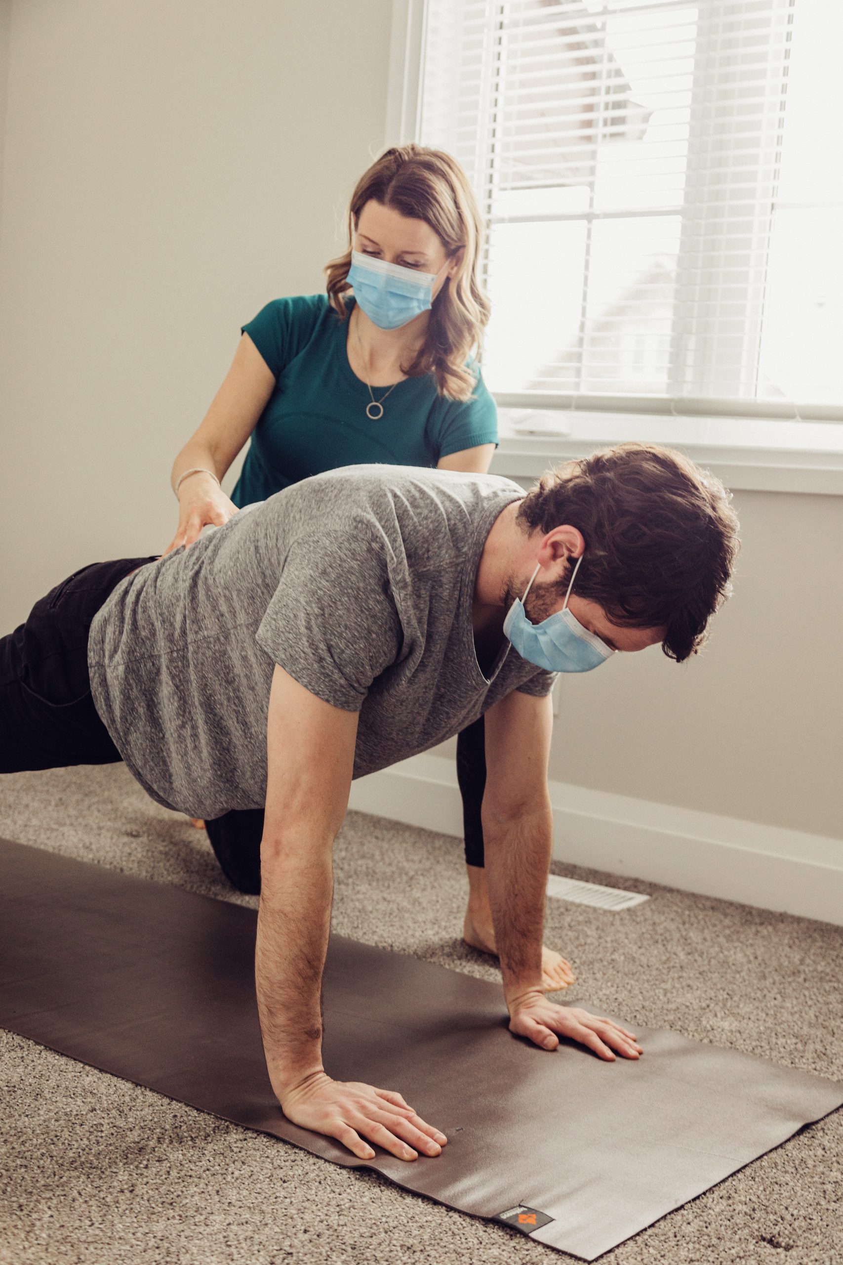 Physiotherapist guiding a sciatica treatment exercise at Excite Physiotherapy in Barrie